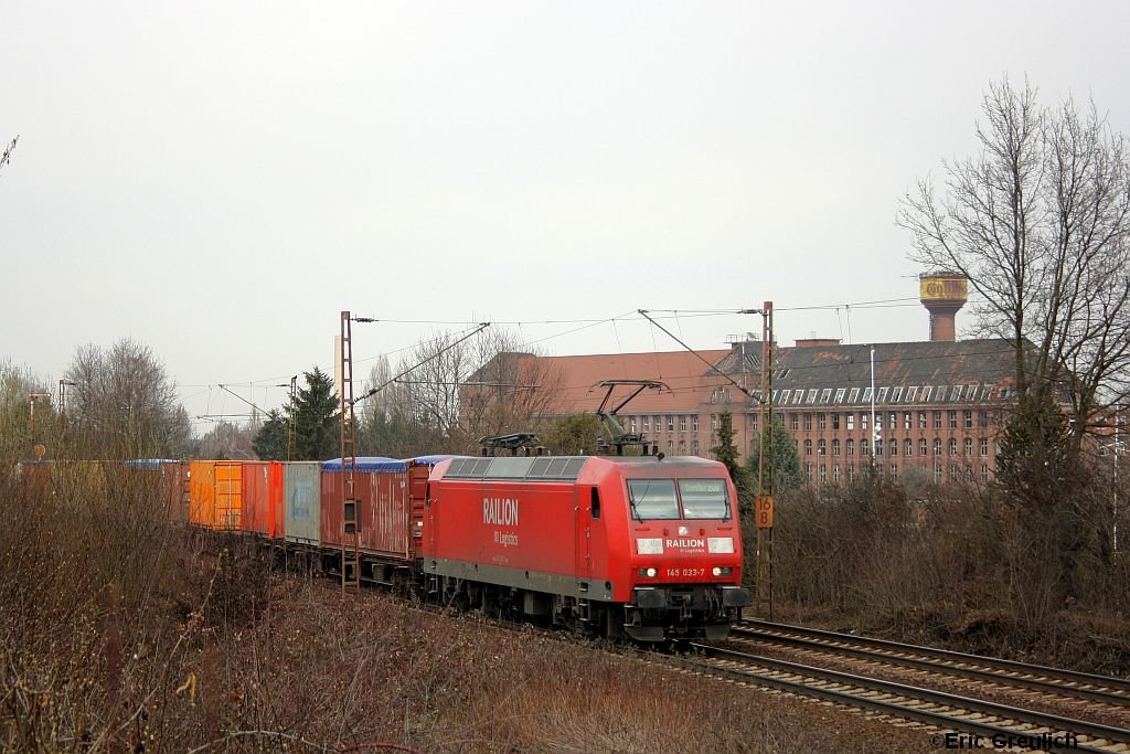 145 033 mit Containern am 25.3.10 in Limmer.