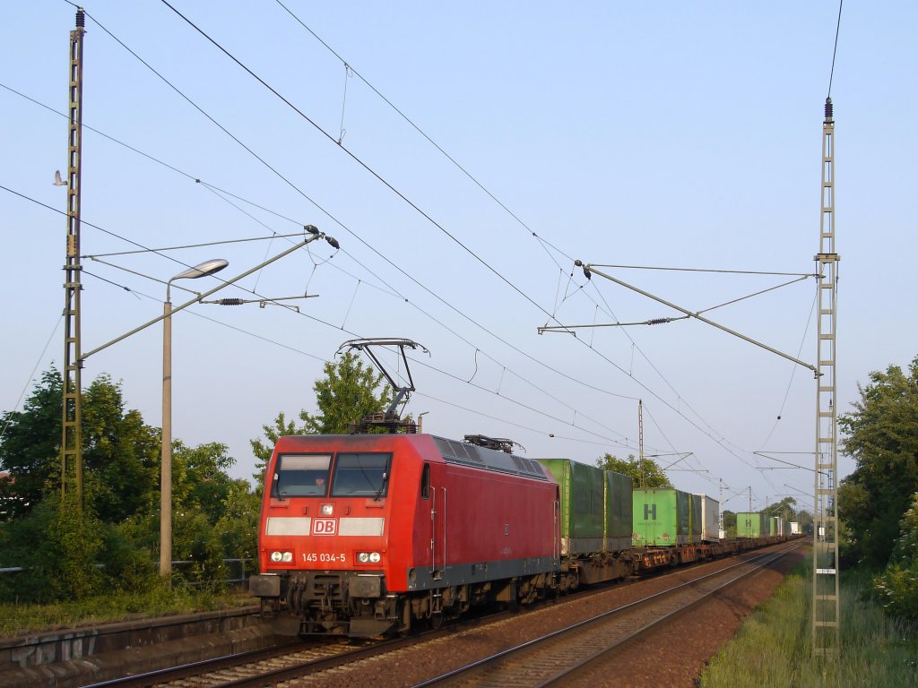 145 034 zieht einen Containerzug durch Dresden-Stetzsch (mit original DDR-Peitschenleuchte am Bahnsteig); 30.05.2012
