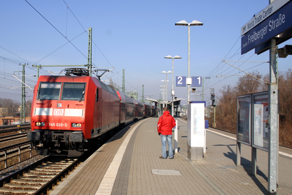 145 035 mit S1 nach Bad Schandau f�hrt in Dresden-Freiberger Stra�e ein. 25.02.2011