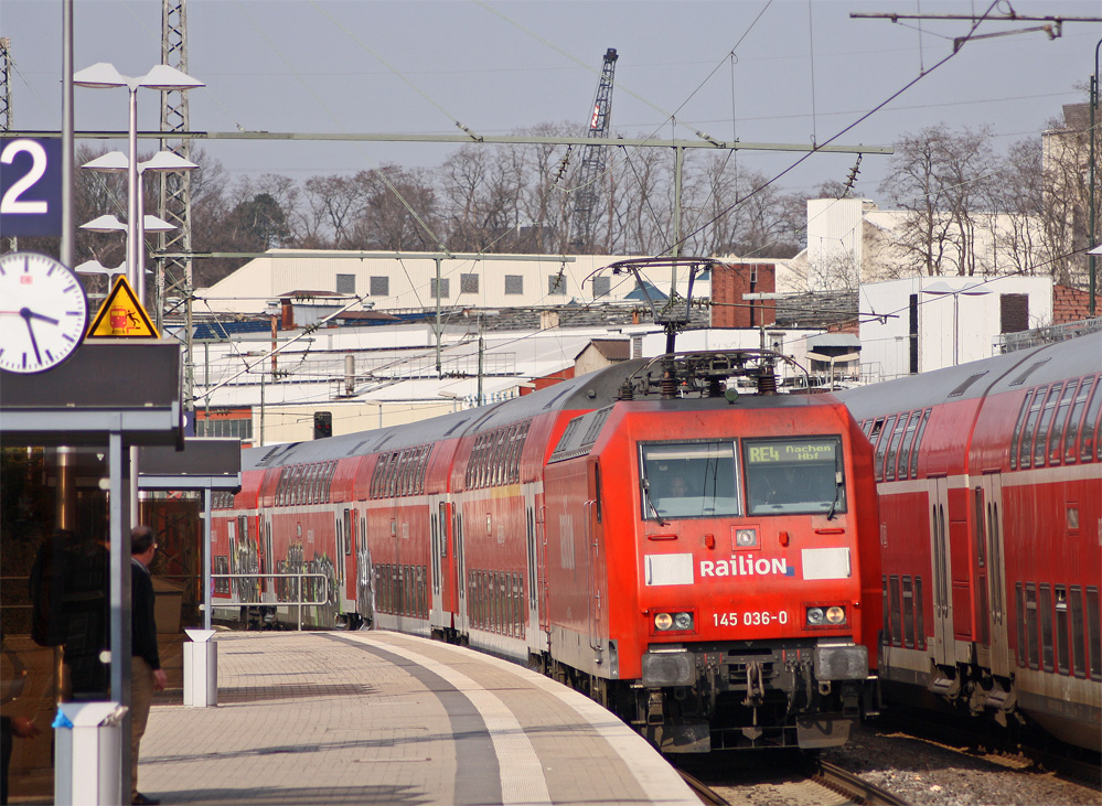 145 036-0 mit dem RE10420 aus Dortmund nach Aachen bei der Einfahrt in Herzogenrath, 27.3.11