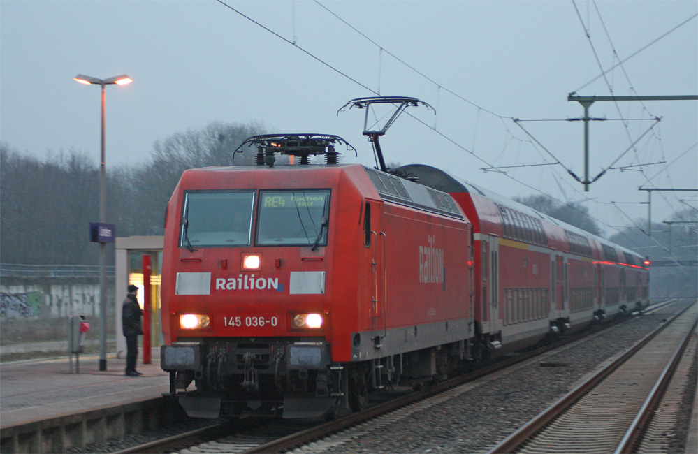 145 036-9 mit dem RE10426 nach Aachen Hbf bei der Einfahrt in Lindern, 28.2.11
