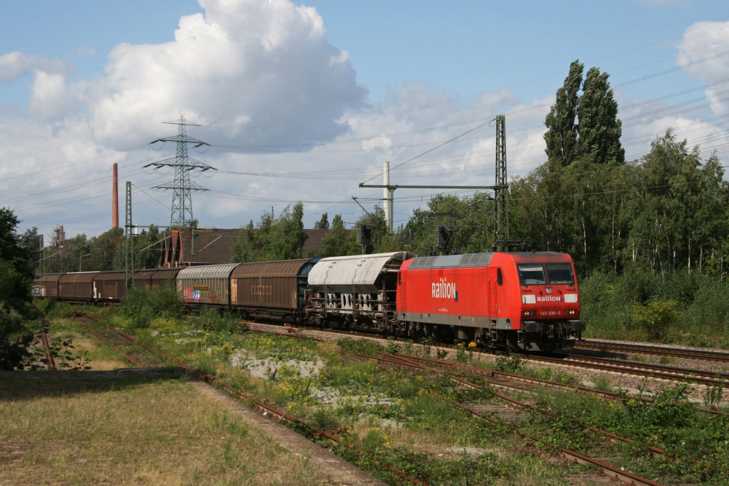 145 036 mit einem Gterzug am 24.08.2010 in Hamburg-Unterelbe.