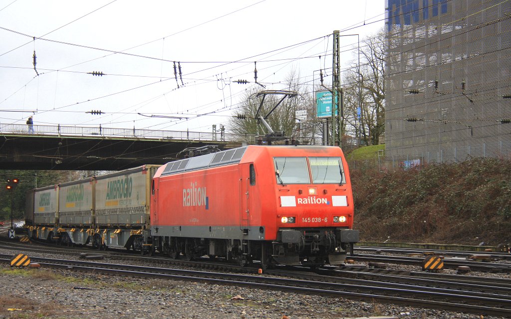 145 038-6 von Railion kommt mit einem LKW-Ambrogio-Zug aus Gallarate (I) nach Muizen(B)  und fhrt in Aachen-West ein bei Regenwetter am 15.2.2012.