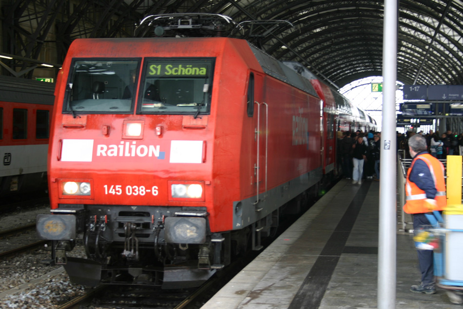 145 038 mit S1 nach Schna im Dresdner Hbf; 11.12.2010