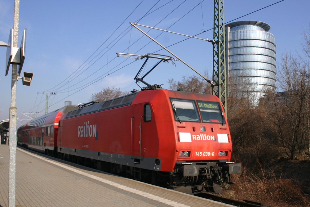 145 038 schiebt die S1 nach Meien aus dem Haltepunkt Freiberger Strae. 25.02.2011