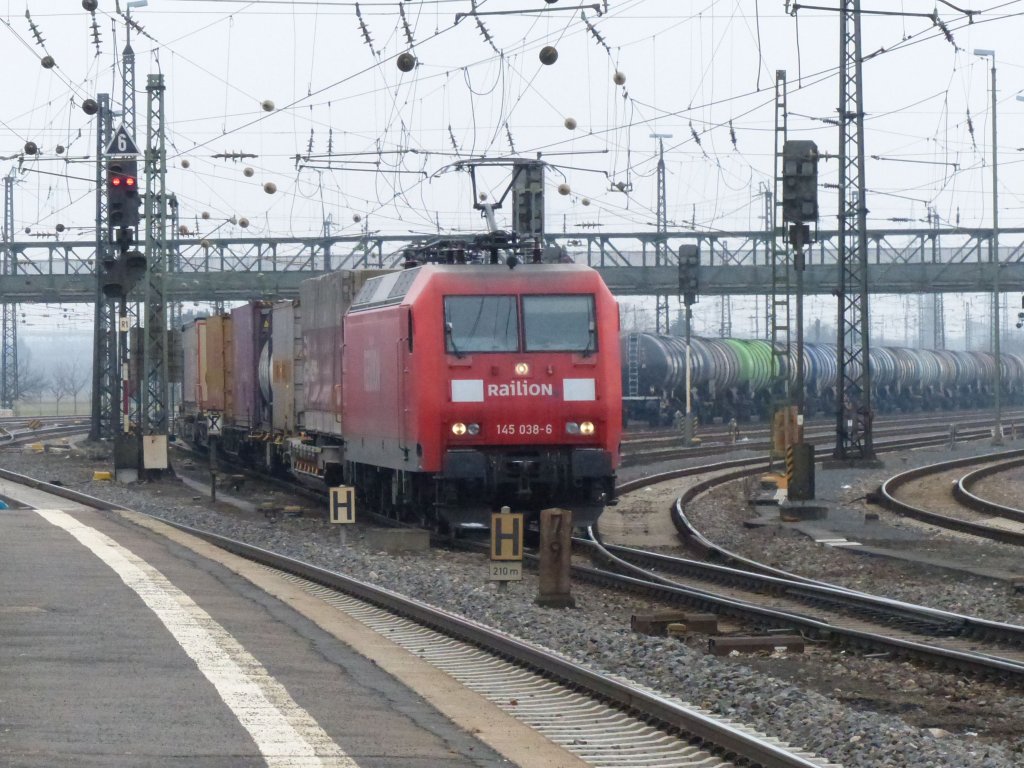 145 038 verlsst am 23.02.2013 mit einen gemischten Gterzug am Haken Mainz Bischofsheim.