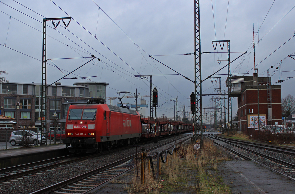 145 039-4 fuhr am 31.01.2013 mit einem leeren Autozug von Emden nach Osnabrck, hier in Leer.