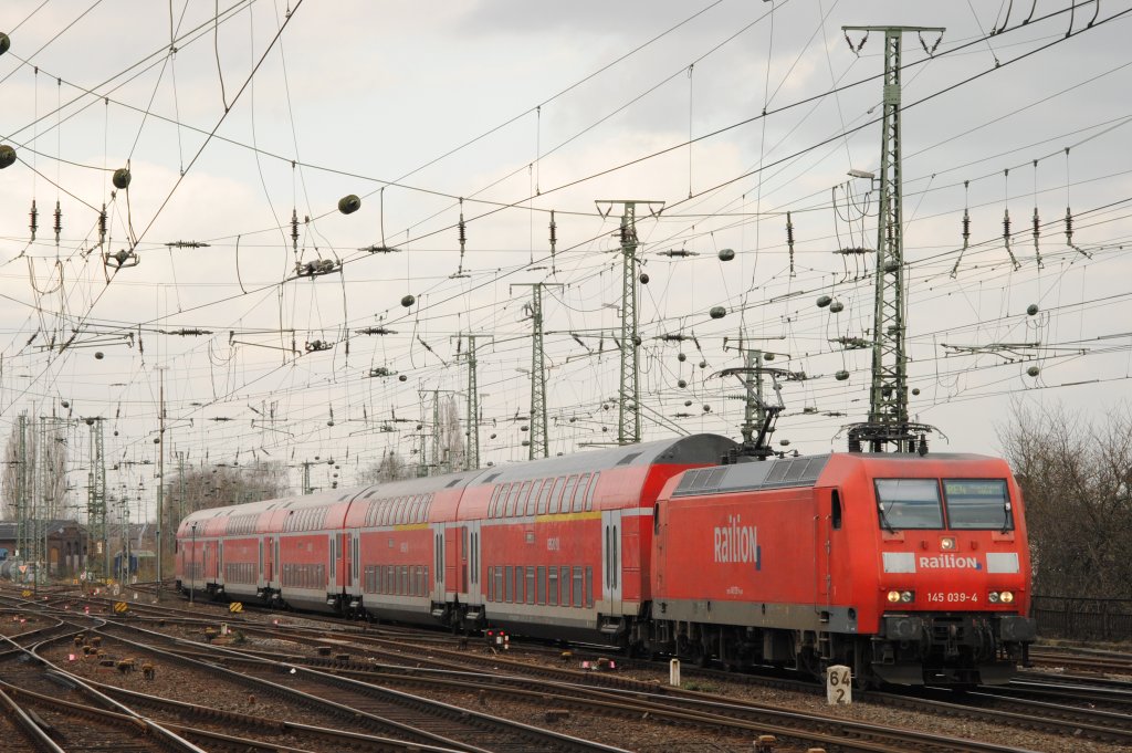 145 039-4 mit dem RE4 bei der Einfahrt in den Mnchengladbacher Hbf am 11.03.2011 