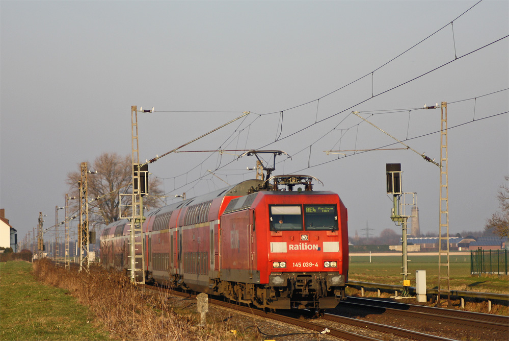 145 039-4 mit RE10424 nach Aachen bei der Durchfahrt in Herrath, 3.3.11
