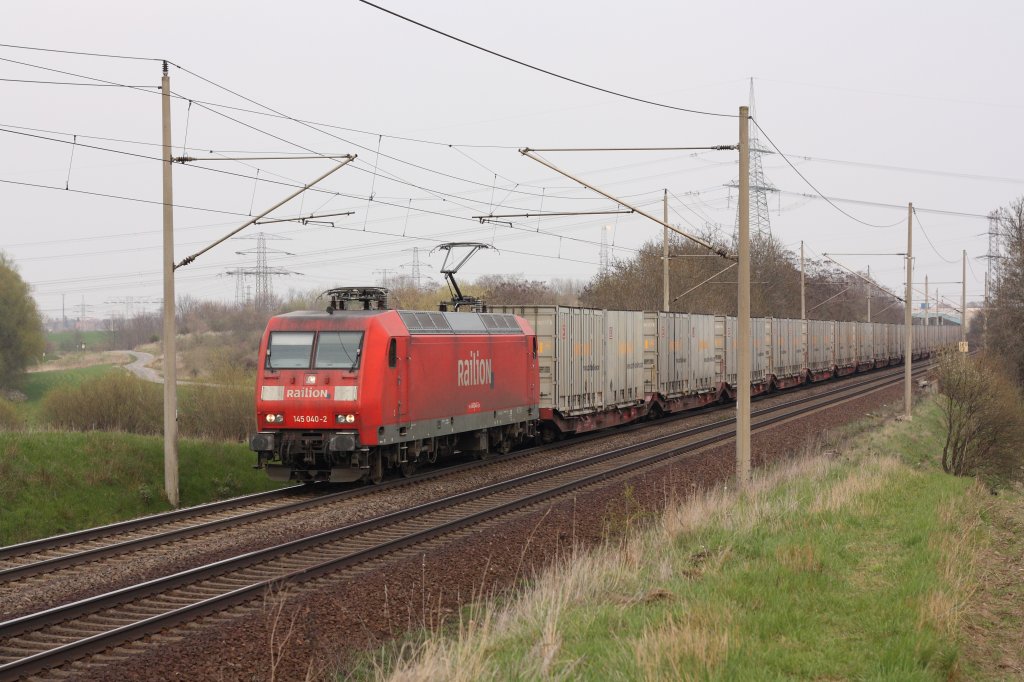 145 040-2 mit einem Continental-Containerzug. Die Fahrt geht in Richtung Braunschweig. Fotografiert am 13.04.2010 in Magdeburg Diesdorf. 
