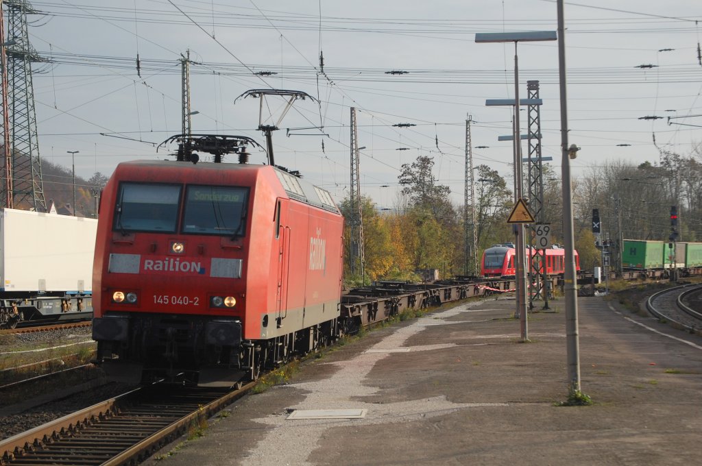 145 040-2 mit IKE 50198 Basel Bad Rbf - Rostock Seehafen, am 8.11.2009 in Kreiensen. Leider st�ren hier immer die Laternenmasten.
