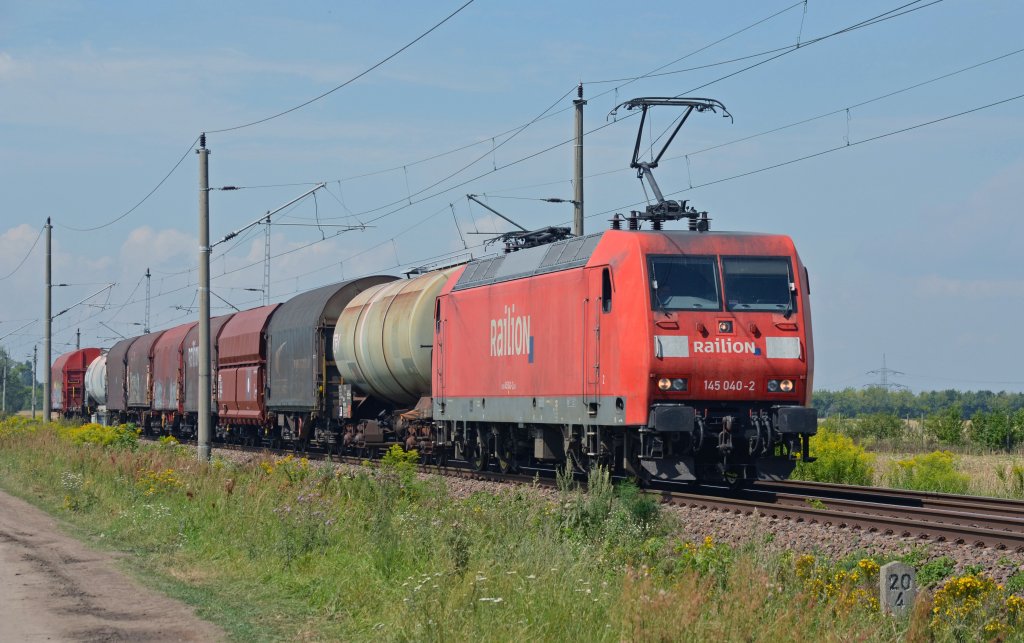 145 040 fuhr mit einem kurzen Gterzug am 04.08.12 durch Kyhna Richtung Delitzsch.
