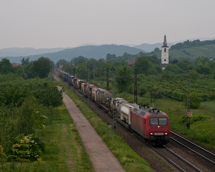 145 041-0 am 2. Juni 2010 bei Denzlingen. 
