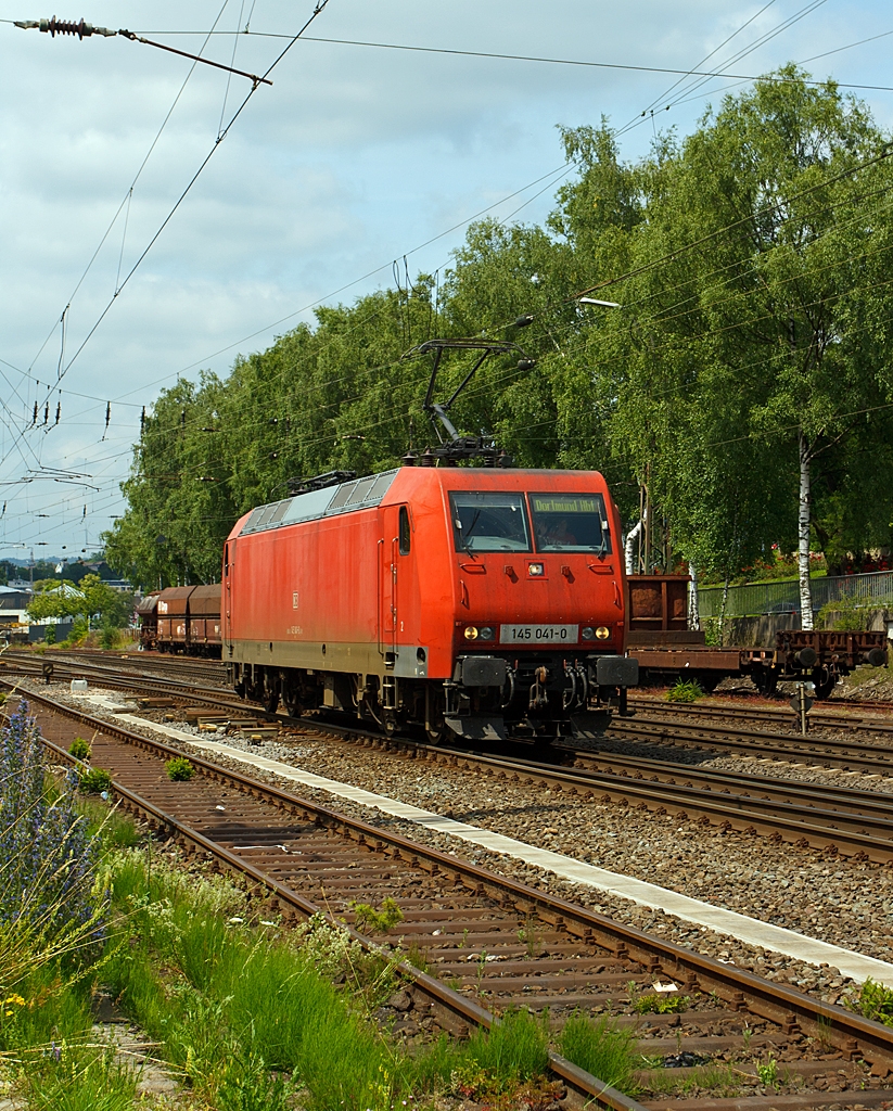 145 041-0 der DB Schenker Rail fhrt am 10.07.2013 solo in Kreuztal vom Abstellbereich zum Rangierbahnhof, um einen Gterzug anzuhngen.
Nochmal einen Gru an die nette und freundliche Lokfhrerin retour.

Die Lok wurde 1999 bei ADtranz in Kassel unter der Fabriknummer 33359 gebaut und an die DB Cargo AG (heute DB Schenker Rail Deutschland AG) geliefert.
EBA:  EBA 95T14A 041 
NVR-Nummer: 91 80 6145 041-0 D-DB

Die Entwicklung der Lokbaureihe 145 geht auf den, von AEG Hennigsdorf entwickelten, Prototypen 12X zurck, welcher als 128 001 bei der DB erprobt wurde. Ende der 90ziger Jahre, kurz nach der Bestellung der Baureihe 145, fusionierten die AEG Schienenfahrzeugtechnik GmbH mit ABB-Henschel zur ADtranz. Die wiederum dann im Jahr 2000 an Bombardier verkauft wurde.
