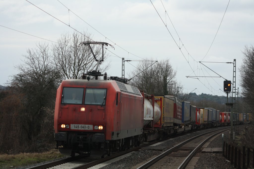 145 041-0 zieht einen Bunten KLV durch Eschweiler Nothberg richtung Sden
Am 13.02.2011