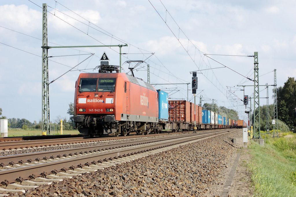 145 042-8 mit einem Containerzug in Friesack(Mark) in Richtung Neustadt Dosse. 24.08.2010