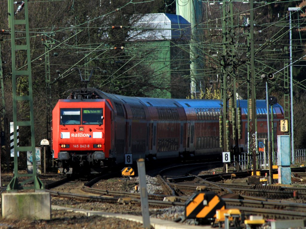 145 042-8 zieht am 21.03.2011 den RE4 durch das Gleisvorfeld des Aachener Hbf.