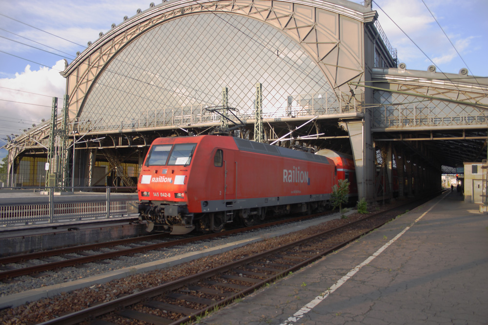 145 042 erreicht mit dem RE 50 nach Leipzig Hbf den Bahnhof Dresden-Neustadt. 08.10.2011
