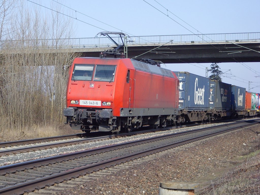 145 043-6 mit einem Containerzug bei Ringsheim. 20.02.2010