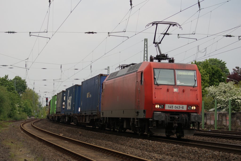 145 043-6 mit einem Containerzug in Norf am 15.05.2010