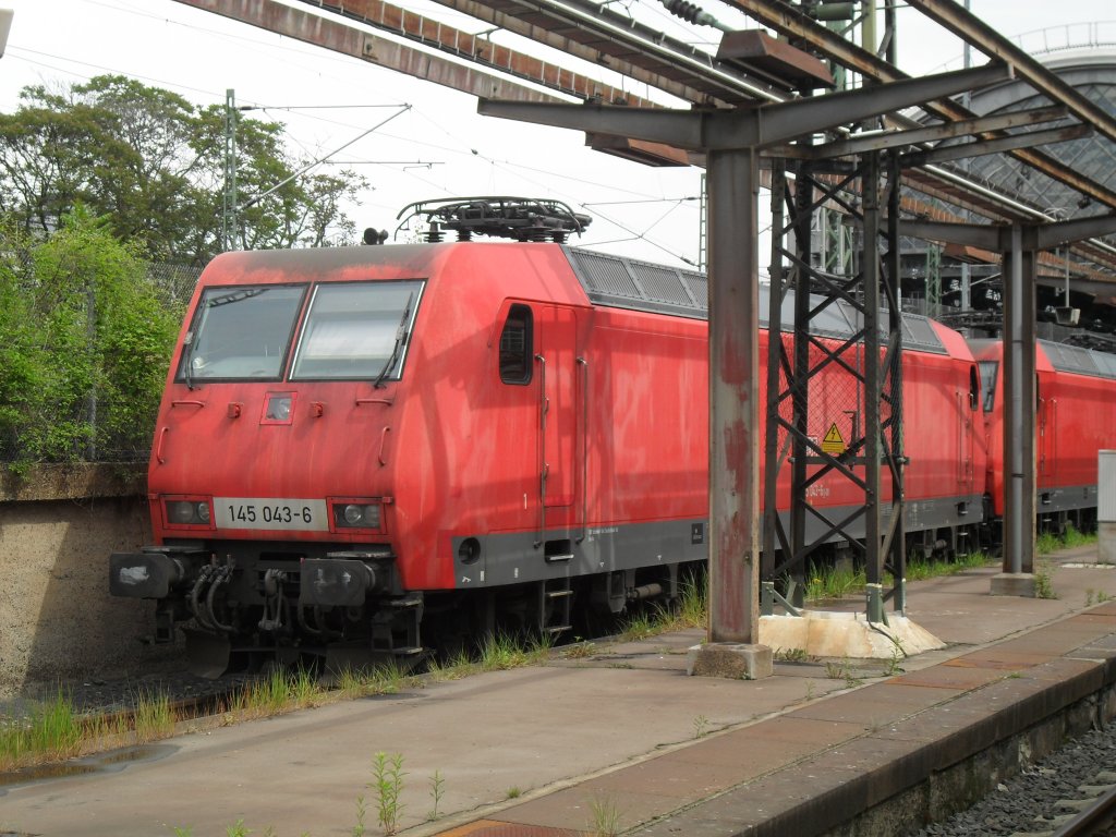 145 043 steht als Reservelok fr die S1 am 15.05.2011 in Dresden Hbf.
Meiner Meinung nach knnte die alte Bahnsteigberdachung schon lngst abgerissen sein.