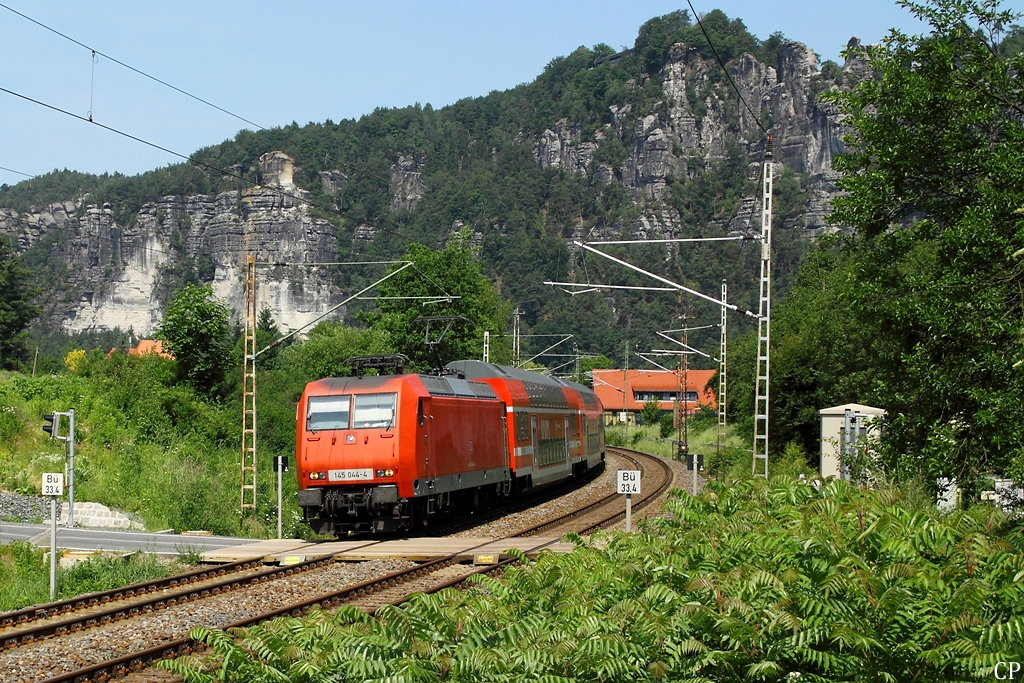 145 044-4 verlsst am 4.6.2011 mit einen Zug der S-1 nach Bad Schandau den Bahnhof Rathen.