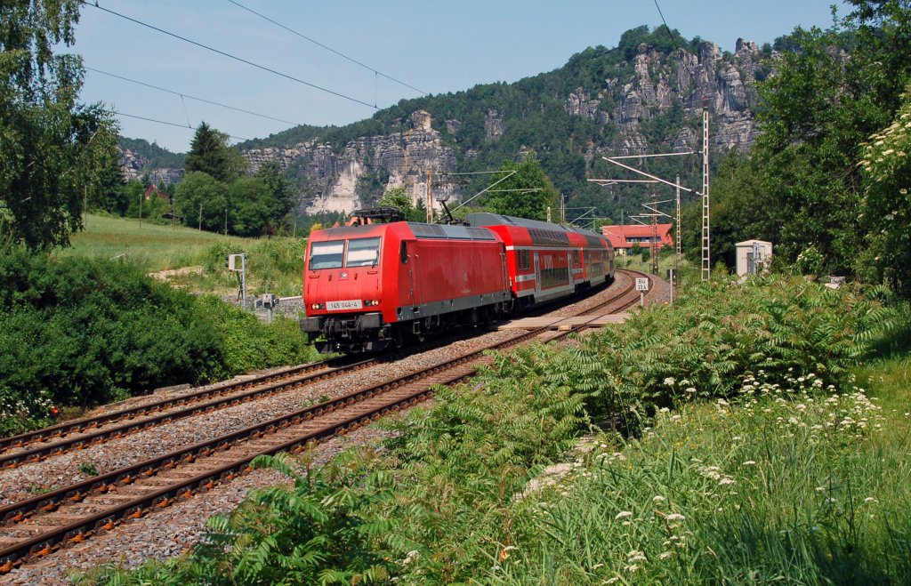 145 044 hat am 04.06.11 den S-Bahnhof Rathen verlassen und ist nun auf dem Weg nach Bad Schandau. Fotografiert in der Ortschaft Rathen.