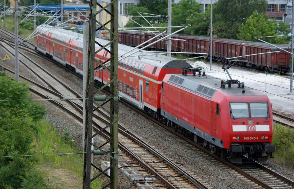 145 045-1 mit RE 29718 von Dresden nach Leipzig kurz hinter Leipzig-Engelsdorf  am 13.06.2011