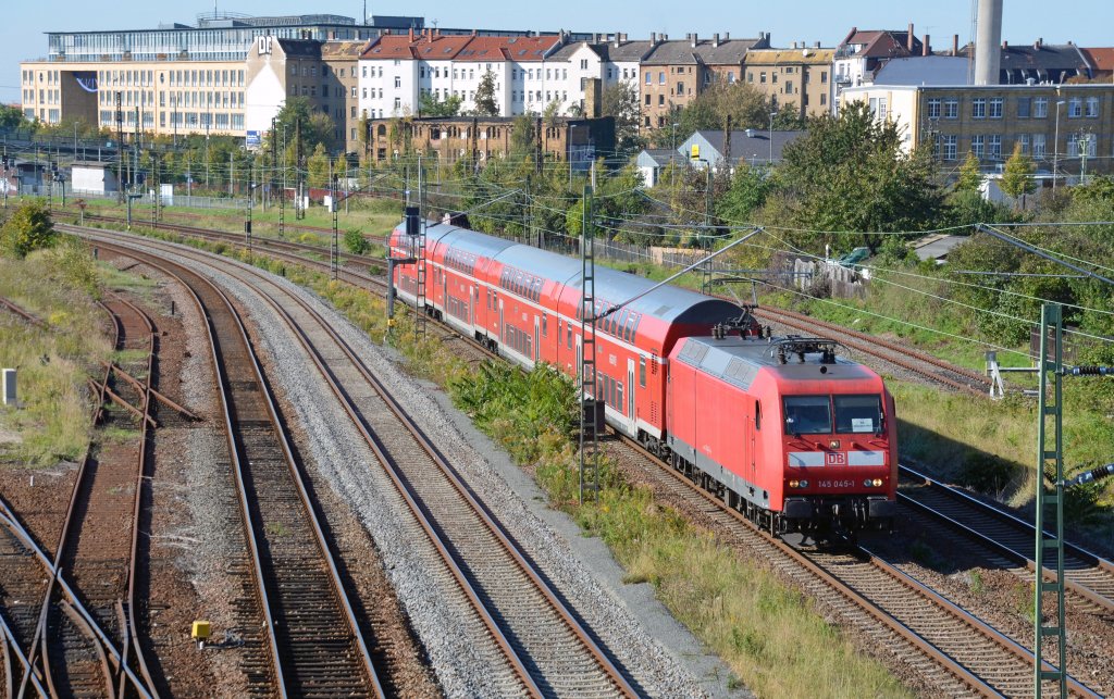 145 045 zog am 15.10.11 einen RE Leipzig - Dresden. Fotografiert in der Nhe des Hp. Leipzig Ost. 