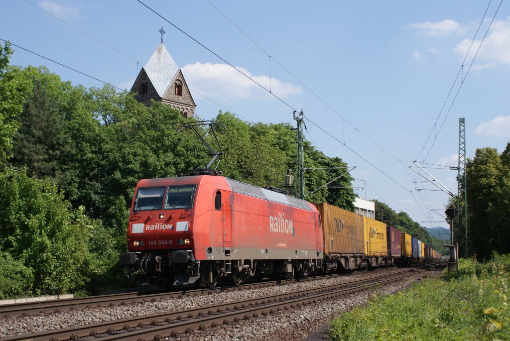 145 046-9 mit einem Containerzug in Bonn Oberkassel am 26.06.2010