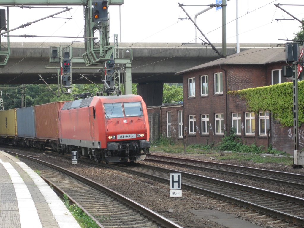 145 047 mit Containerzug am 1.8.10 in Hamburg-Harburg.
