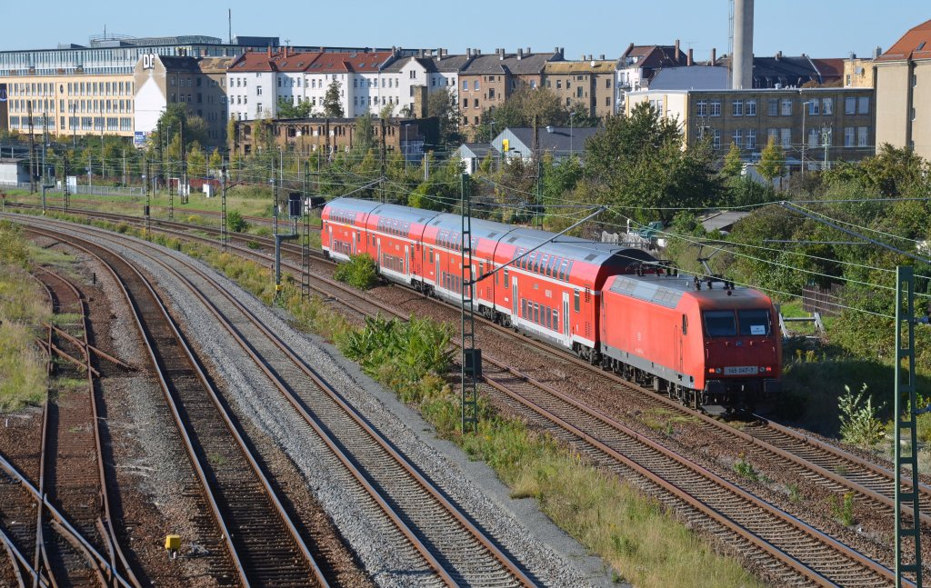 145 047 schob am 15.10.11 einen RE aus Dresden zum Leipziger Hbf. Fotografiert in der Nhe des Hp. Leipzig Ost.