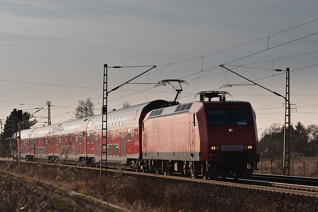 145 047 zieht den RE 16725 am 16.03.2012 in Richtung Dresden (bei Zeithain)