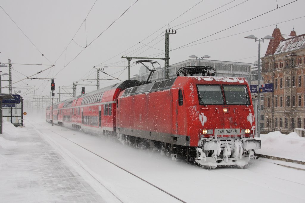 145 048-5 erreicht mit der S1 nach Schna den tief verschneiten Bahnhof Dresden-Mitte. Fotografiert am 15.12.2010. 