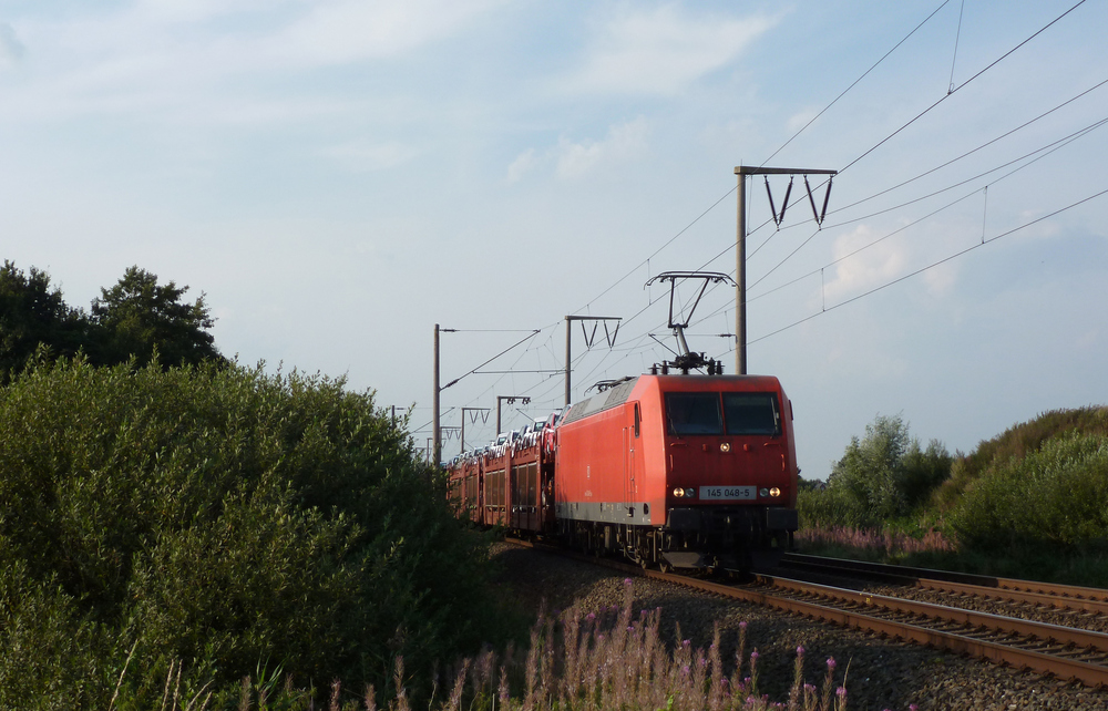 145 048-5 fuhr am 29.08.2012 mit einem Autozug von Emden nach Osnabr�ck, hier bei Veenhusen.