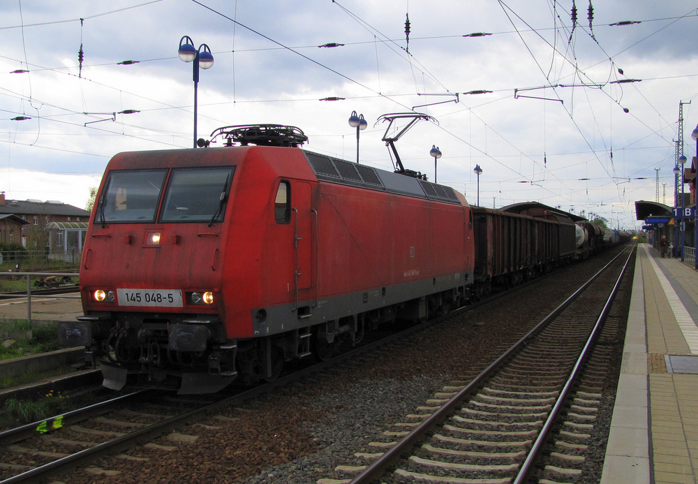 145 048-5 kam am 27.04.2010 mit einem gemischten Gterzug durch Lbbenau/Spreewald gefahren. Ein Dankeschn geht hierbei in Richtung Bestensee. Denn ohne die Vormeldung wre das Bild so nicht endstanden! Danke. ;)