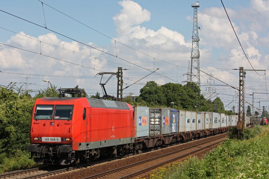 145 048 am 6.8.12 mit einem Containerzug in Hannover-Ahlten.