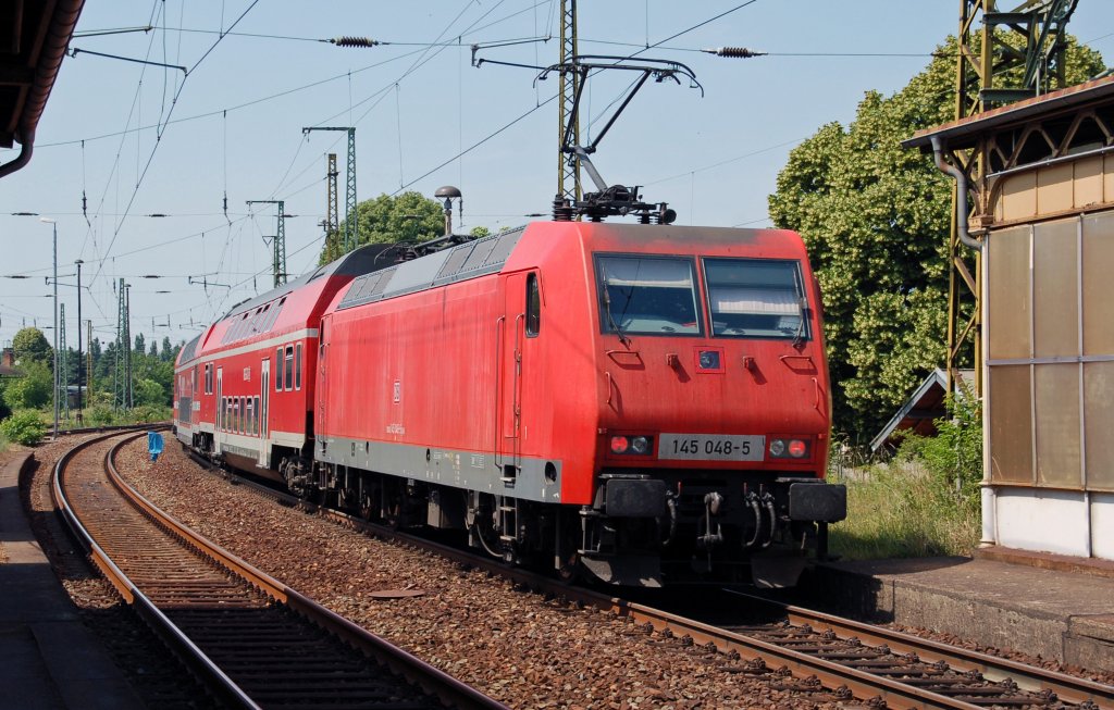 145 048 schob am 04.06.11 eine S1 aus dem Bahnhof Coswig(Dresden) ihrem Ziel Meien entgegen.