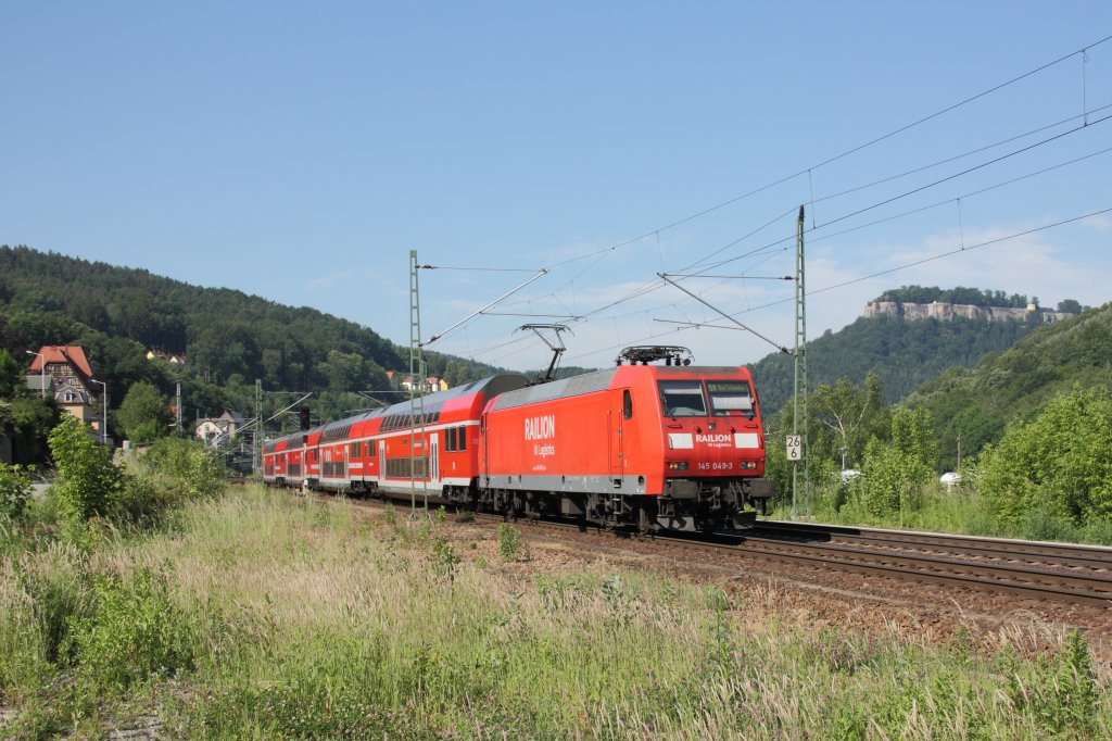 145 049-3 als S1 nach Bad Schandau bei der Fahrt durch K�nigstein. Im Hintergrund ist die gleichnamige Festung zu sehen. Fotografiert am 31.05.2011. 