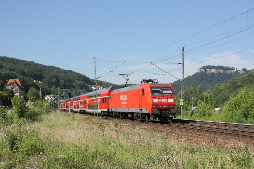 145 049-3 als S1 nach Bad Schandau bei der Fahrt durch Knigstein. Im Hintergrund ist die gleichnamige Festung zu sehen. Fotografiert am 31.05.2011. 