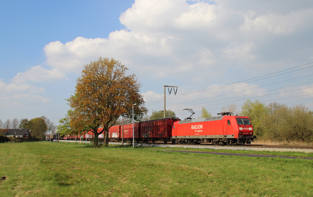 145 049-3 fuhr am 03.05.2013 mit einem gemischten Gterzug von Emden nach Osnabrck, hier in Leer.