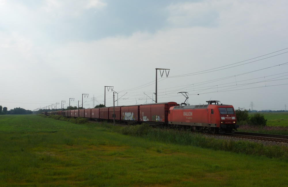 145 049-3 fuhr am 24.08.2012 mit einem Autoteilezug von Emden nach Osnabrck, hier bei Petkum.