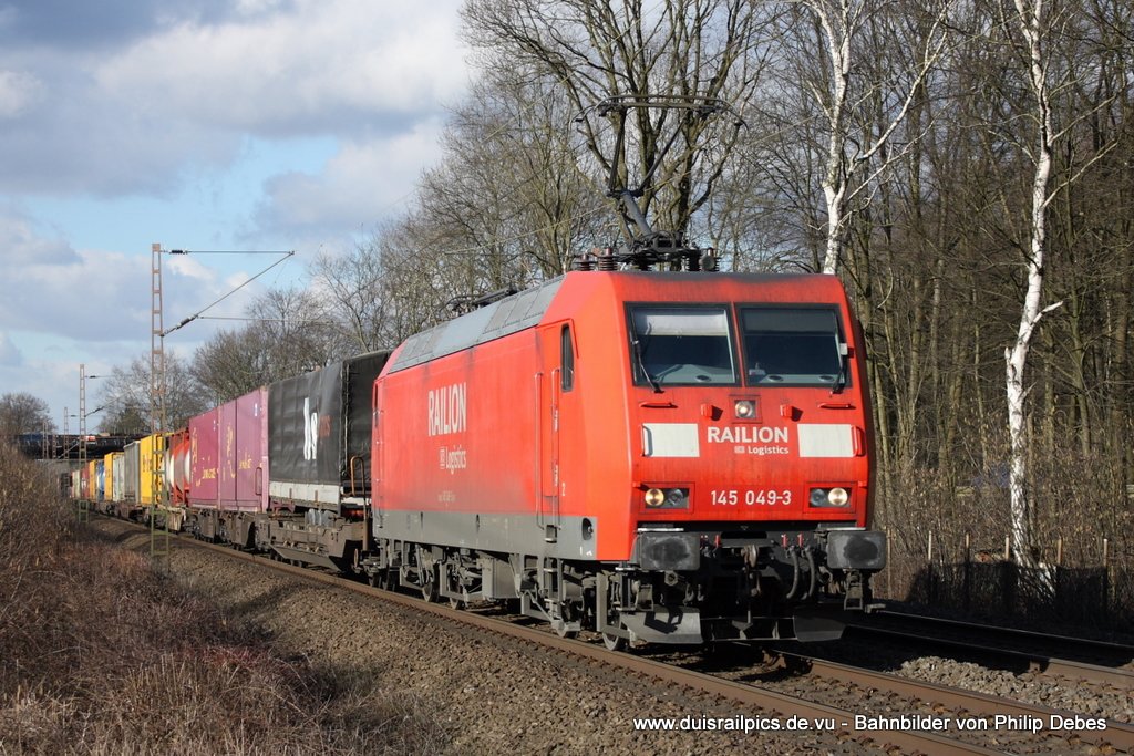145 049-3 (Railion DB Logistics) fhrt am 4. Mrz 2010 um 15:45 Uhr mit einem Gterzug durch Ratingen Oberbusch