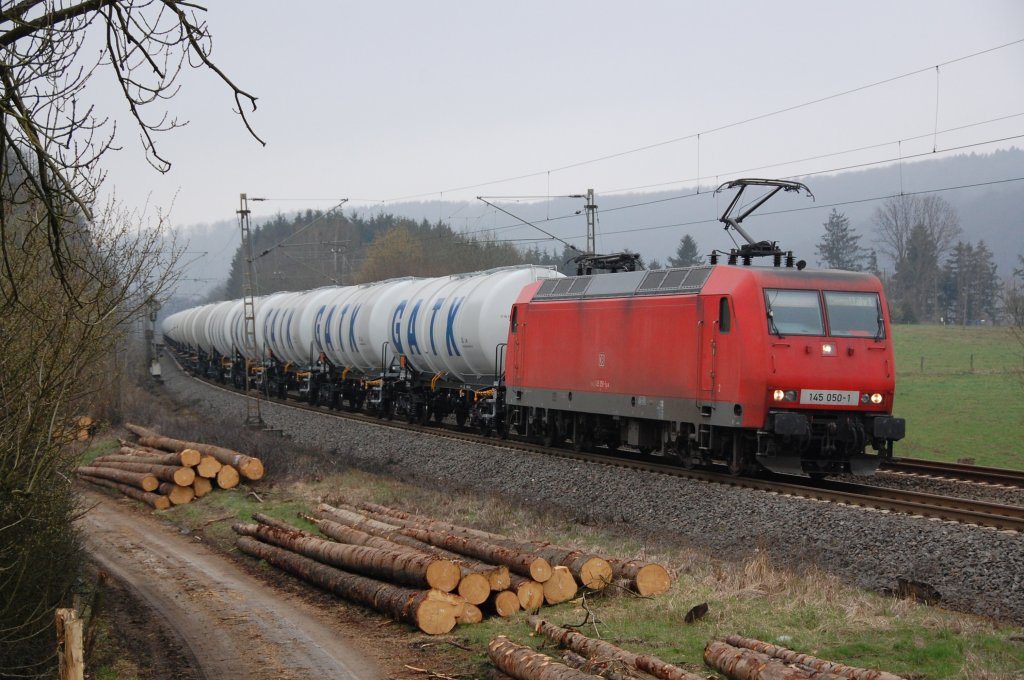 145 050-1 ist hier mit einer werksfrischen Zugeinheit wei�en GATX-Kesselwagen bei Altenbeken auf dem Weg gen Osten, 05.04.2012.