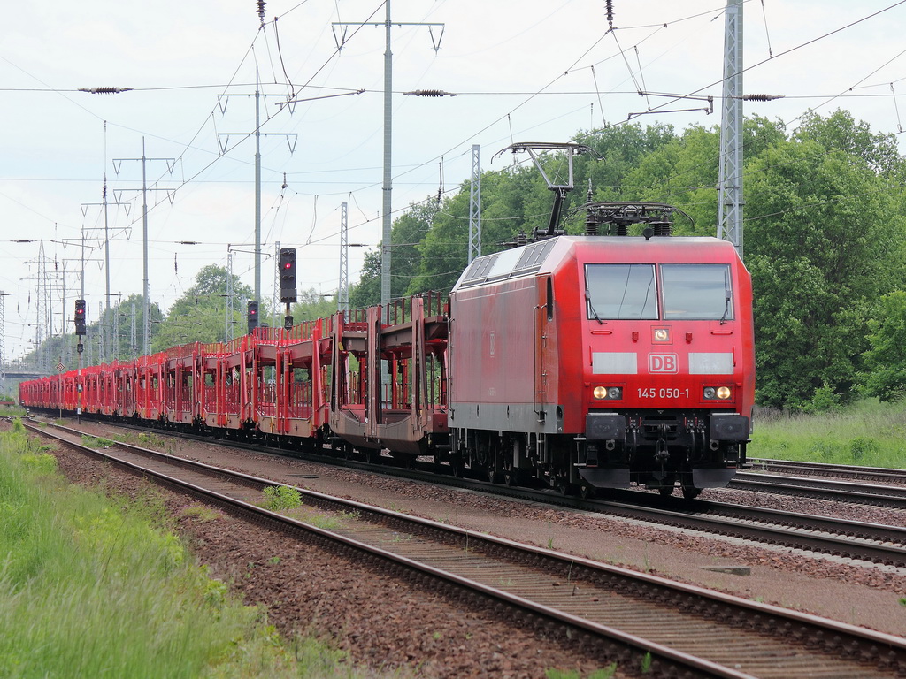 145 050-1 mit einem Ganzzug PKW-Transportwagen  auf dem sdlichen Berliner Auenring  bei Diedersdorf am 01. Juni 2013 in Richtung Seddin.