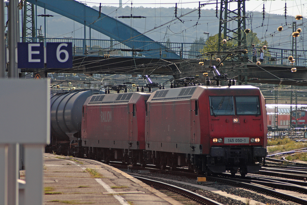 145 050-1 und eine weitere Schwestermaschiene mit einem G�terzug vom Westbahnhof aus kommend bei der Durchfahrt Richtung K�ln in Aachen Hbf, 3.10.10