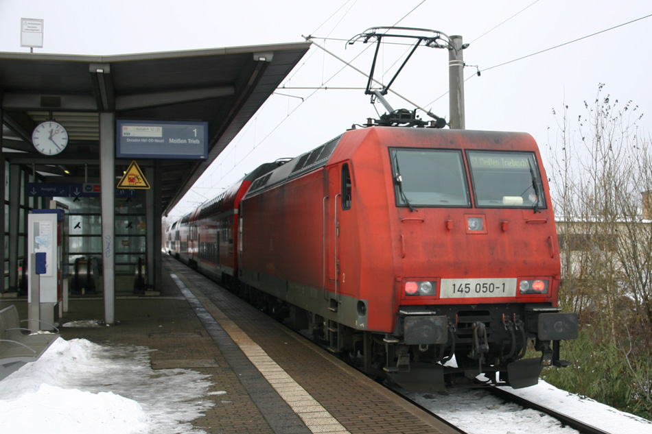 145 050 mit S1 nach Meien-Triebischtal bei der Ausfahrt in Dresden-Dobritz; 11.12.2010