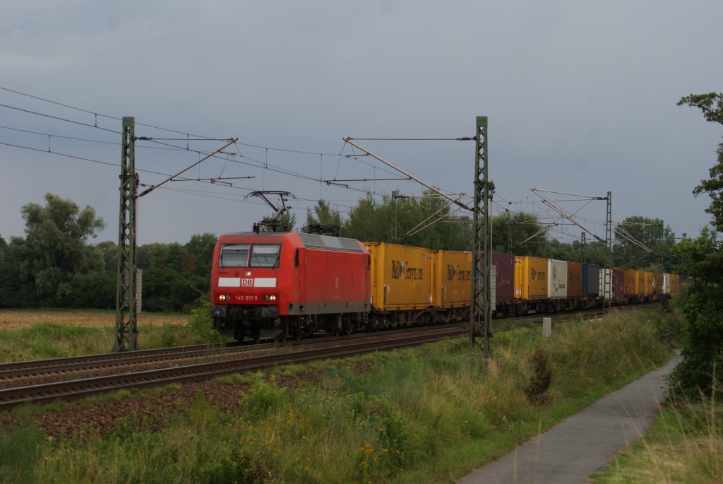 145 051-9 mit einem Containerzug in Nauheim am 03.08.2010