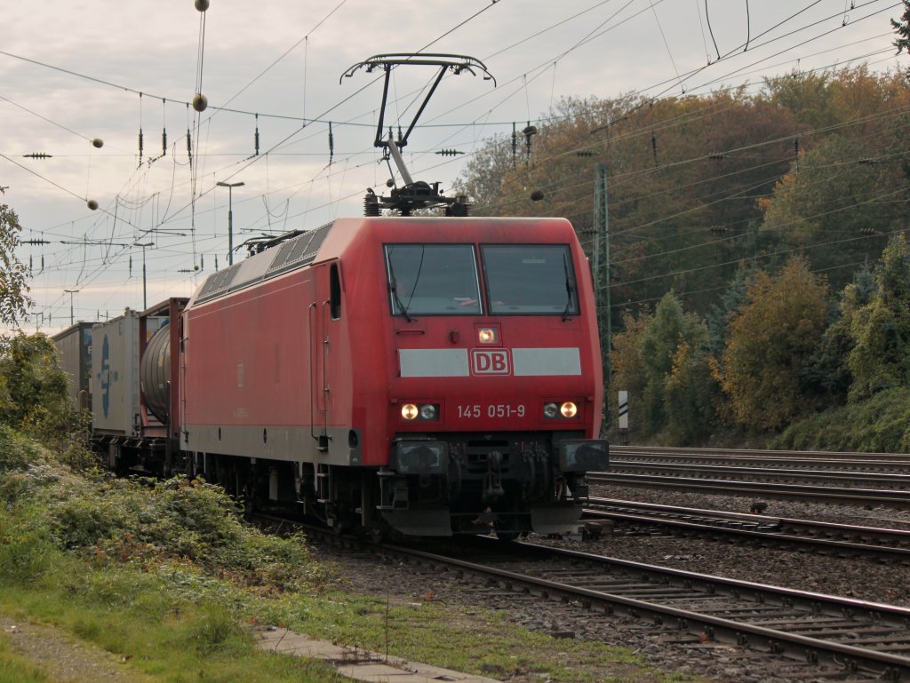 145 051-9 zieht am 27.10.2011 langsam einen Containerzug aus Kln-Eifeltor.