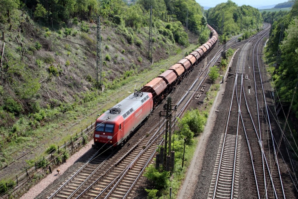 145 052-7 kommt mit einem Kalizug am 03.06.11 in Neu-Eichenberg von der Main-Weser-Bahn und biegt auf die Nord-S�d-Strecke ein.